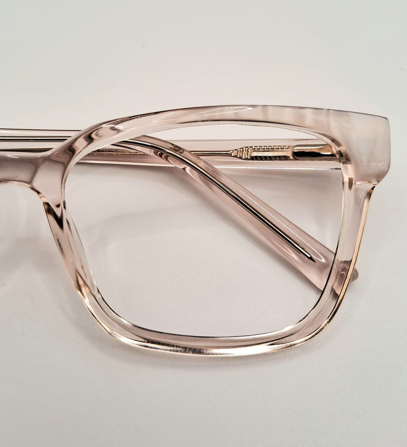 Armação em acetato nude transparente com bordas peroladas